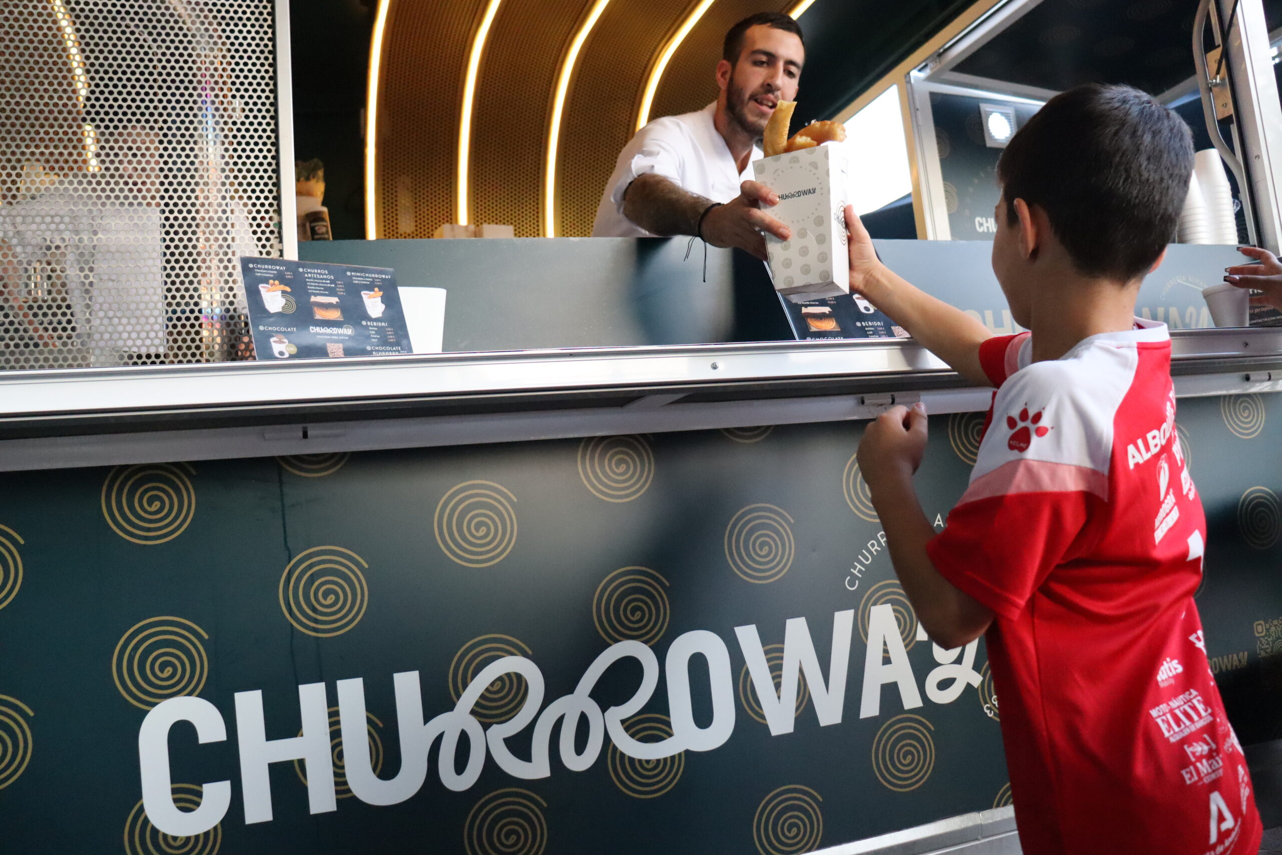 En este momento estás viendo El benjamín del C.D Albolote Futsal disfruta de una agradable merienda en el CC Nevada gracias a Churroway, patrocinador principal del equipo